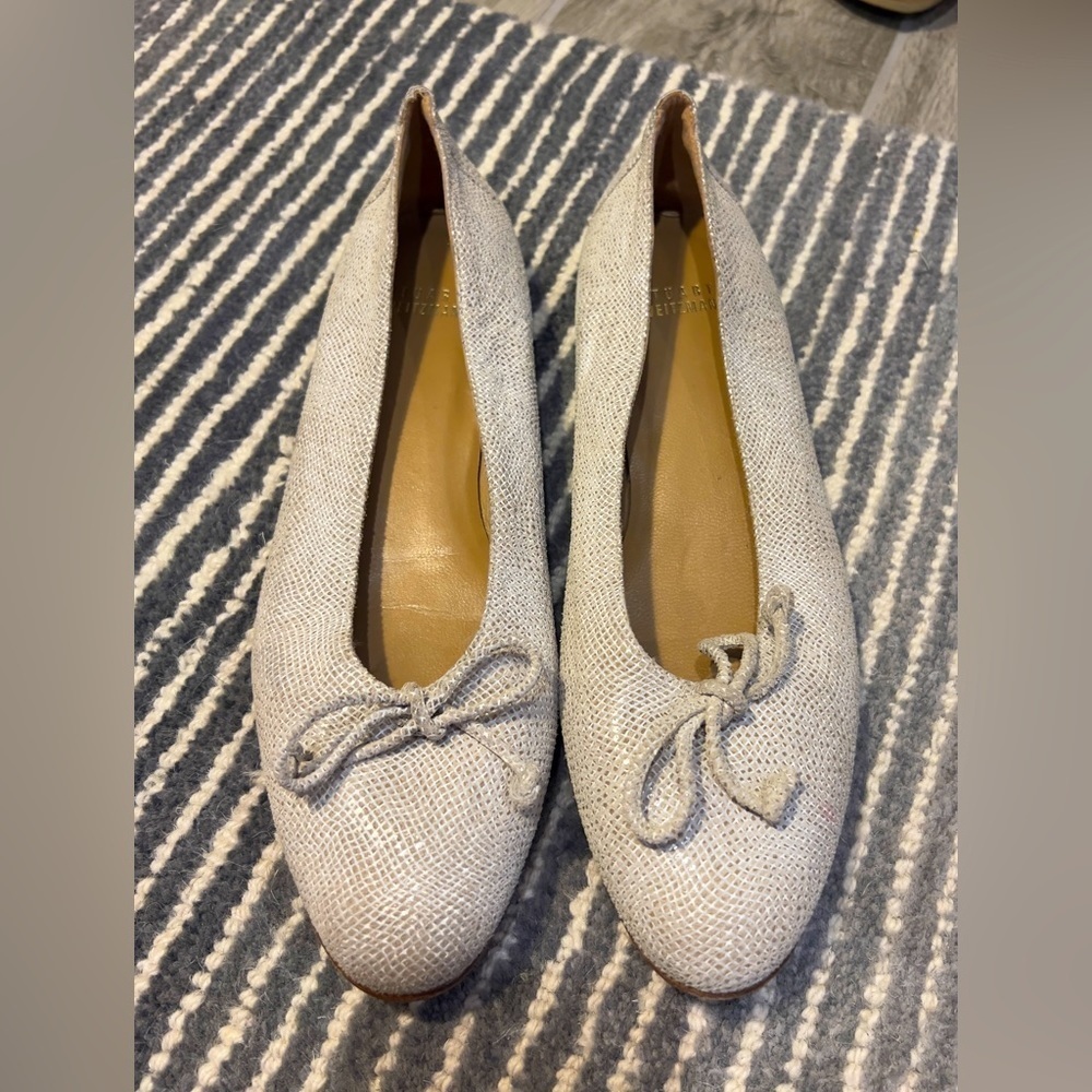 Stuart Weitzman Size 8 light Gray‎ Off white slip on shoes with bow